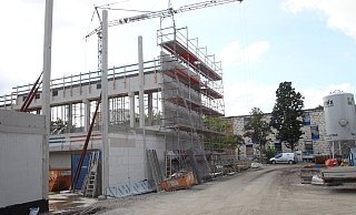 Während die Dreifach-Turnhalle des Ravensberger Gymnasiums so langsam in die Höhe wächst, wartet der Klassentrakt im Hintergrund rechts noch auf seine Sanierung. - Peter Steinert Während die Dreifach-Turnhalle des Ravensberger Gymnasiums so langsam in die Höhe wächst, wartet der Klassentrakt im Hintergrund rechts noch auf seine Sanierung. - Peter Steinert