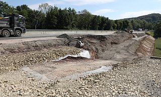 Die Bauarbeiten für den 2 plus 1-Ausbau an der Bundesstraße 64 zwischen Brakel und Bad Driburg gehen weiter. Das Foto zeigt eine Aufschüttung. - Simone Flörke Die Bauarbeiten für den 2 plus 1-Ausbau an der Bundesstraße 64 zwischen Brakel und Bad Driburg gehen weiter. Das Foto zeigt eine Aufschüttung. - Simone Flörke