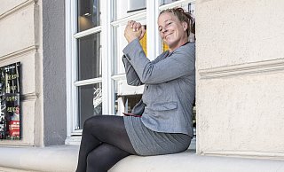 Lena Oberbäumer sitzt auf einem Fenstersims des Gebäudes einer Parteizentrale an der Bielefelder Arndtstraße und ist stolz: "Haben Sie gesehen, wie ich da selber hochgekommen bin?" - Jörg Dieckmann Lena Oberbäumer sitzt auf einem Fenstersims des Gebäudes einer Parteizentrale an der Bielefelder Arndtstraße und ist stolz: "Haben Sie gesehen, wie ich da selber hochgekommen bin?" - Jörg Dieckmann