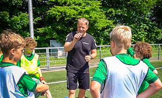 Philipp Heithölter erklärt den Kindern beim Gruppentraining die Abläufe. - privat Philipp Heithölter erklärt den Kindern beim Gruppentraining die Abläufe. - privat