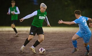 Max Bartels (am Ball) und sein TuS Dornberg gewannen ihr Achtelfinalspiel bei A-Ligist KF Kosova 4:2. - Mller Max Bartels (am Ball) und sein TuS Dornberg gewannen ihr Achtelfinalspiel bei A-Ligist KF Kosova 4:2. - Mller