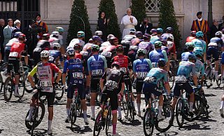 Papst Leo XIV. segnet das Giro-Peloton. - Andrew Medichini/AP/dpa Papst Leo XIV. segnet das Giro-Peloton. - Andrew Medichini/AP/dpa