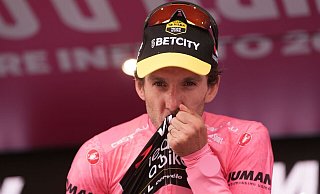 Designierter Giro-Champion: Simon Yates am Ziel seiner Träume. - Massimo Paolone/undefined/LaPresse/AP/dpa Designierter Giro-Champion: Simon Yates am Ziel seiner Träume. - Massimo Paolone/undefined/LaPresse/AP/dpa