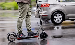 Der E-Scooter-Fahrer ist vie zu schnell an einer zivilen Streife in Paderborn vorbei gefahren. Dadurch wurden die Beamten auf den Mann aufmerksam. - dpa Der E-Scooter-Fahrer ist vie zu schnell an einer zivilen Streife in Paderborn vorbei gefahren. Dadurch wurden die Beamten auf den Mann aufmerksam. - dpa