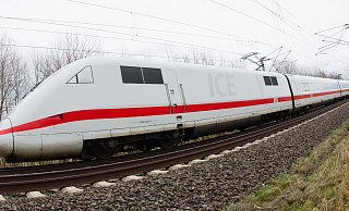 Nicht nur der ICE soll durch den Streckenausbau zwischen Bielefeld und Hannover schneller fahren können. Auch der Nahverkehr soll ausgebaut werden und die Fahrgastzahlen sollen steigen, besagt der Plan des Deutschlandtakts. - picture alliance / dpa Nicht nur der ICE soll durch den Streckenausbau zwischen Bielefeld und Hannover schneller fahren können. Auch der Nahverkehr soll ausgebaut werden und die Fahrgastzahlen sollen steigen, besagt der Plan des Deutschlandtakts. - picture alliance / dpa