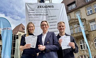Katharina Kotulla (v.l.), OB-Kandidatin Christiana Bauer und Ratsbewerber Marlon Thenhaus empfehlen Rot-Grün-Rot in Bielefeld den Wechsel in die Opposition. - Peter Unger Katharina Kotulla (v.l.), OB-Kandidatin Christiana Bauer und Ratsbewerber Marlon Thenhaus empfehlen Rot-Grün-Rot in Bielefeld den Wechsel in die Opposition. - Peter Unger