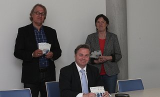 Bürgermeister Tim Kähler, Schirmherr des Solidarfonds (m.), Andreas Rödel, AWO, und Gisela Kucknat (AWO). - Peter Steinert Bürgermeister Tim Kähler, Schirmherr des Solidarfonds (m.), Andreas Rödel, AWO, und Gisela Kucknat (AWO). - Peter Steinert