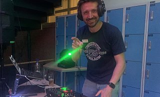Nicht nur jetzt bei der kostenlosen 120-Minuten-Party zum großen Jubiläum des Gymnasiums Bethel legt Lehrer Tobias Dewald als DJ auf. - Ivonne Michel Nicht nur jetzt bei der kostenlosen 120-Minuten-Party zum großen Jubiläum des Gymnasiums Bethel legt Lehrer Tobias Dewald als DJ auf. - Ivonne Michel