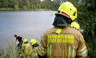 Einsatzkräfte aus Delbrück-Bentfeld bringen eine Tragkraftspritze am Krämersee in Stellung. - VdF/Nils Kunzmann Einsatzkräfte aus Delbrück-Bentfeld bringen eine Tragkraftspritze am Krämersee in Stellung. - VdF/Nils Kunzmann