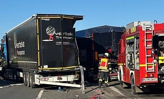 Die Lkw kollidierten am Dienstag auf der A2 bei Porta Westfalica. - Feuerwehr Porta Die Lkw kollidierten am Dienstag auf der A2 bei Porta Westfalica. - Feuerwehr Porta