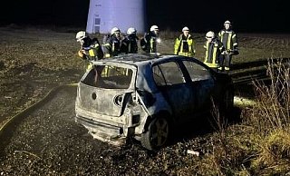 Der Pkw brannte nahe der Kreisstraße 19 bei Willebadessen-Altenheerse völlig aus. - Polizei Höxter Der Pkw brannte nahe der Kreisstraße 19 bei Willebadessen-Altenheerse völlig aus. - Polizei Höxter
