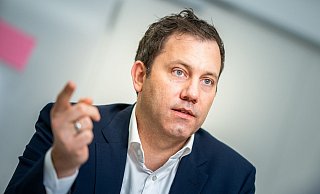 «Ich glaube, Markus Söder will vor allem auch in den Schlagzeilen sein, weil er sich ein bisschen langweilt dort in Bayern und Friedrich Merz die große Bühne nicht alleine gönnt», sagt Lars Klingbeil. - Michael Kappeler/dpa «Ich glaube, Markus Söder will vor allem auch in den Schlagzeilen sein, weil er sich ein bisschen langweilt dort in Bayern und Friedrich Merz die große Bühne nicht alleine gönnt», sagt Lars Klingbeil. - Michael Kappeler/dpa