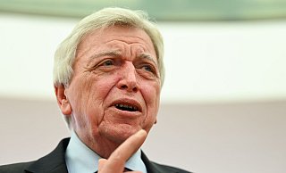 DOSB-Vorstand Volker Bouffier schließt Gespräche mit extremen Parteien aus. - Arne Dedert/dpa DOSB-Vorstand Volker Bouffier schließt Gespräche mit extremen Parteien aus. - Arne Dedert/dpa