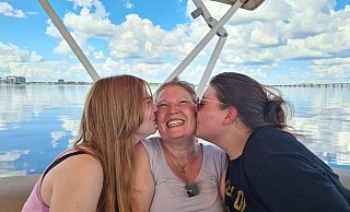 Petra Lehmann mit ihren Töchtern Hannah (l.), die mit ausgewandert ist und Sarah, die in Deutschland lebt, aber regelmäßig zu Besuch in Florida ist. - Foto: RTL / Flamingo Pictures Petra Lehmann mit ihren Töchtern Hannah (l.), die mit ausgewandert ist und Sarah, die in Deutschland lebt, aber regelmäßig zu Besuch in Florida ist. - Foto: RTL / Flamingo Pictures