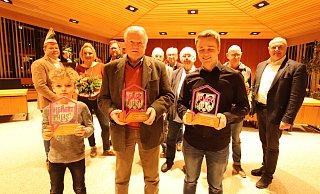 Heimatpreisträger mit Bürgermeister Hubert Erichlandwehr (r.). Simon Oekenpöhler (v.l.), Finn und Jennifer Patrzek sowie Christian Nagel vom Karnevalsverein, Heribert Faupel, Klaus Seichter, Bernd Paarmann und Günter Potthoff vom Heimat- und Verkehrsverein sowie Maximilian Anselm und Volker Baak vom Verein für Jugend und Kultur, der das Holter Meeting organisiert. - Sabine Kubendorff Heimatpreisträger mit Bürgermeister Hubert Erichlandwehr (r.). Simon Oekenpöhler (v.l.), Finn und Jennifer Patrzek sowie Christian Nagel vom Karnevalsverein, Heribert Faupel, Klaus Seichter, Bernd Paarmann und Günter Potthoff vom Heimat- und Verkehrsverein sowie Maximilian Anselm und Volker Baak vom Verein für Jugend und Kultur, der das Holter Meeting organisiert. - Sabine Kubendorff