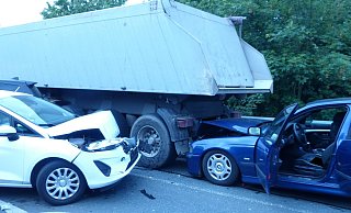 Insgesamt sieben Fahrzeuge waren bei dem Auffahrunfall beteiligt. - Polizei Minden-Lübbecke Insgesamt sieben Fahrzeuge waren bei dem Auffahrunfall beteiligt. - Polizei Minden-Lübbecke