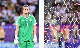 Mächtig beschäftigt: Torfrau Ann-Katrin Berger. - Sebastian Christoph Gollnow/dpa Mächtig beschäftigt: Torfrau Ann-Katrin Berger. - Sebastian Christoph Gollnow/dpa