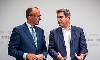 CDU-Chef Friedrich Merz (l) und CSU-Chef Markus Söder plädieren für mehr Rüstungsgüter. - Michael Kappeler/dpa CDU-Chef Friedrich Merz (l) und CSU-Chef Markus Söder plädieren für mehr Rüstungsgüter. - Michael Kappeler/dpa