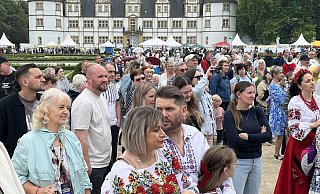 Buntes, friedliches Miteinander im Schlosspark beim Internationalen Fest der Begegnungen in Schloß Neuhaus. - Susanne Göbel Buntes, friedliches Miteinander im Schlosspark beim Internationalen Fest der Begegnungen in Schloß Neuhaus. - Susanne Göbel
