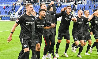SCP-Doppeltorschütze Felix Platte (l.) feiert nach dem Spiel im Karlsruher Wildpark mit seinen Teamkollegen (v. l.) Niclas Nadj, Visar Musliu, Pelle Boevink, Adriano Grimaldi, Tobias Müller, Robert Leipertz und Sebastian Klaas. - Imago Images SCP-Doppeltorschütze Felix Platte (l.) feiert nach dem Spiel im Karlsruher Wildpark mit seinen Teamkollegen (v. l.) Niclas Nadj, Visar Musliu, Pelle Boevink, Adriano Grimaldi, Tobias Müller, Robert Leipertz und Sebastian Klaas. - Imago Images