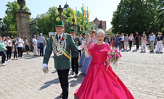 Die beliebten Majestäten Wolfgang und Annette Pladwich genießen den abschließenden Höhepunkt ihres Regierungsjahres. - Regina Brucksch Die beliebten Majestäten Wolfgang und Annette Pladwich genießen den abschließenden Höhepunkt ihres Regierungsjahres. - Regina Brucksch