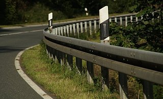 Ein Autofahrer ist nach Angaben der Polizei in eine Leitplanke gefahren, da ein Motorradfahrer ihn überholt und dann abgebremst hat. Vor ihnen war ein Blitzer. (Symbolbild) - Pixabay Ein Autofahrer ist nach Angaben der Polizei in eine Leitplanke gefahren, da ein Motorradfahrer ihn überholt und dann abgebremst hat. Vor ihnen war ein Blitzer. (Symbolbild) - Pixabay