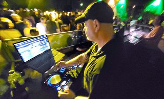 Weiß, was das Tanzvolk wünscht: DJ Micky, 55, legte 15 Jahre im Großen Saal der Weberei auf. Auf seinem Rechner hat er Listen für Ü40, für Ü50, für die 90er-Jahre-Party und für die Zappelfete gespeichert. - Ludger Osterkamp Weiß, was das Tanzvolk wünscht: DJ Micky, 55, legte 15 Jahre im Großen Saal der Weberei auf. Auf seinem Rechner hat er Listen für Ü40, für Ü50, für die 90er-Jahre-Party und für die Zappelfete gespeichert. - Ludger Osterkamp