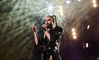 Conchita Wurst bei einem Benefiz-Konzert in der Mercedes-Benz-Arena 2023. - Annette Riedl/dpa Conchita Wurst bei einem Benefiz-Konzert in der Mercedes-Benz-Arena 2023. - Annette Riedl/dpa
