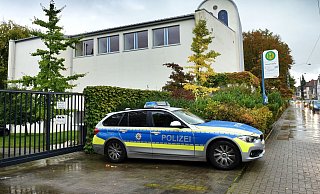 EIn Streifenwagen der Polizei steht seit Wochen ununterbrochen vor der Synagoge an der Detmolder Straße. Entsprechend schnell waren Beamte vor Ort. - Barbara Franke EIn Streifenwagen der Polizei steht seit Wochen ununterbrochen vor der Synagoge an der Detmolder Straße. Entsprechend schnell waren Beamte vor Ort. - Barbara Franke