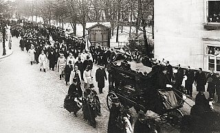 Hinter dem Sarg: Kaiser Wilhelm II. und Prinz Heinrich folgten bei schneidender Kälte dem Sarg des kaiserlichen Erziehers Georg Hinzpeter. Der war am 28. Dezember 1907 in Bielefeld gestorben und wurde am 2. Januar 1908 auf dem Johannisfriedhof begraben. - Stadtarchiv Bielefeld Hinter dem Sarg: Kaiser Wilhelm II. und Prinz Heinrich folgten bei schneidender Kälte dem Sarg des kaiserlichen Erziehers Georg Hinzpeter. Der war am 28. Dezember 1907 in Bielefeld gestorben und wurde am 2. Januar 1908 auf dem Johannisfriedhof begraben. - Stadtarchiv Bielefeld