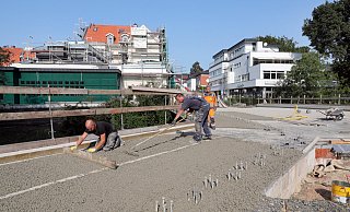An der Baustelle Schillerbrücke geht es jetzt wieder voran. Derzeit tragen die Bauarbeiter einen wasserdurchlässigen Beton auf. - Frank-Michael Kiel-Steinkamp An der Baustelle Schillerbrücke geht es jetzt wieder voran. Derzeit tragen die Bauarbeiter einen wasserdurchlässigen Beton auf. - Frank-Michael Kiel-Steinkamp