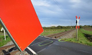 Markierungen erinnern noch an den Unfall am Samstag auf dem Bahnübergang in Döhren. Eine Autofahrerin zog sich Verletzungen zu. Die wichtigste Sicherung hier sind die Andreaskreuze. - Oliver Plöger Markierungen erinnern noch an den Unfall am Samstag auf dem Bahnübergang in Döhren. Eine Autofahrerin zog sich Verletzungen zu. Die wichtigste Sicherung hier sind die Andreaskreuze. - Oliver Plöger