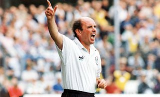 Eine Szene aus der Saison 1998/1999: Hannes Linßen, damals Trainer des FC Gütersloh, gibt während eines Heimspiels im Heidewald lautstark Anweisungen vom Seitenrand. - Imago/Archiv Eine Szene aus der Saison 1998/1999: Hannes Linßen, damals Trainer des FC Gütersloh, gibt während eines Heimspiels im Heidewald lautstark Anweisungen vom Seitenrand. - Imago/Archiv