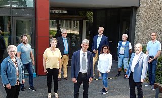 Die Unabhängige Wählergemeinschaft Hiddenhausen (UWG) stellt mit Erhard Gläsker (mitte) einen Bürgermeisterkandidaten. - UWG Hiddenhausen Die Unabhängige Wählergemeinschaft Hiddenhausen (UWG) stellt mit Erhard Gläsker (mitte) einen Bürgermeisterkandidaten. - UWG Hiddenhausen