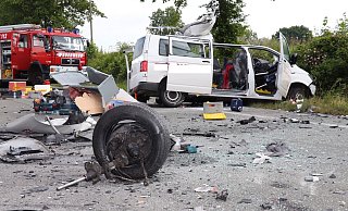 Trümmerteile im Juni an der Unfallstelle auf der L 828: Ein 29-Jähriger aus Ossendorf starb im Unfallwrack seines Bullis. - Polizei Höxter Trümmerteile im Juni an der Unfallstelle auf der L 828: Ein 29-Jähriger aus Ossendorf starb im Unfallwrack seines Bullis. - Polizei Höxter