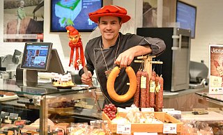 Wenn er nicht als Hoppeditz in närrischer Mission unterwegs ist, dann findet man Sascha Markus stets gut gelaunt hinter der Frischetheke des Rewe-Marktes in der Bad Driburger Südstadt. - Silke Riethmüller Wenn er nicht als Hoppeditz in närrischer Mission unterwegs ist, dann findet man Sascha Markus stets gut gelaunt hinter der Frischetheke des Rewe-Marktes in der Bad Driburger Südstadt. - Silke Riethmüller