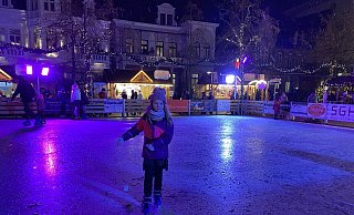 Svea wagt ihre ersten Versuche auf der Kunststoffeisbahn. Die Resonanz der Besucher ist - wie auf dem Foto erkennbar - an diesem Abend eher verhalten. - Nicole Sielermann Svea wagt ihre ersten Versuche auf der Kunststoffeisbahn. Die Resonanz der Besucher ist - wie auf dem Foto erkennbar - an diesem Abend eher verhalten. - Nicole Sielermann