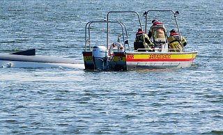 Die Feuerwehr Paderborn rettete auf dem Lippesee zwei Männer aus dem Wasser, die mit ihrem Segelboot gekentert waren, und schleppte anschießend den Segler mit einem Mehrzweckboot ab. - Ralph Meyer Die Feuerwehr Paderborn rettete auf dem Lippesee zwei Männer aus dem Wasser, die mit ihrem Segelboot gekentert waren, und schleppte anschießend den Segler mit einem Mehrzweckboot ab. - Ralph Meyer