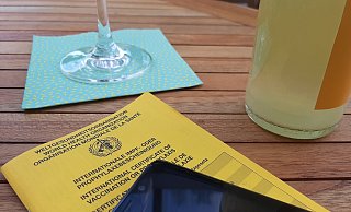 Wer den Innenbereich von Restaurants, Cafés oder Kneipen besuchen möchte, muss geimpft oder genesen sein oder einen Schnelltest vorlegen. - Lena Henning Wer den Innenbereich von Restaurants, Cafés oder Kneipen besuchen möchte, muss geimpft oder genesen sein oder einen Schnelltest vorlegen. - Lena Henning