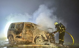 Der Wagen konnte von der Feuerwehr Brakel schnell gelöscht werden. Er brannte jedoch vollständig aus. - Feuerwehr Brakel Der Wagen konnte von der Feuerwehr Brakel schnell gelöscht werden. Er brannte jedoch vollständig aus. - Feuerwehr Brakel