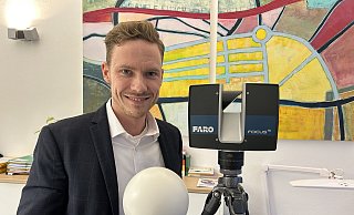 Tim Plumhoff ist inzwischen geschäftsführender Gesellschafter des gleichnamigen Vermessungsbüros in Eidinghausen und steht hier neben einem 3-D-Laserscanner. - Nicole Sielermann Tim Plumhoff ist inzwischen geschäftsführender Gesellschafter des gleichnamigen Vermessungsbüros in Eidinghausen und steht hier neben einem 3-D-Laserscanner. - Nicole Sielermann