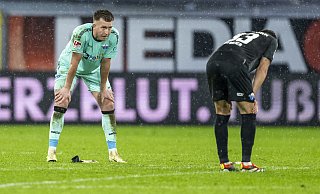 SCP-Torhüter Pelle Boevink und sein Teamkollege Marcel Hoffmeier sind nach dem 1:2 gegen Braunschweig tief enttäuscht. - picture alliance/dpa SCP-Torhüter Pelle Boevink und sein Teamkollege Marcel Hoffmeier sind nach dem 1:2 gegen Braunschweig tief enttäuscht. - picture alliance/dpa