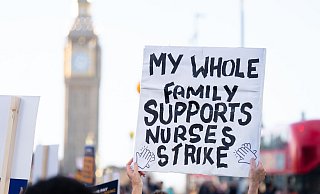 Mitglieder des Royal College of Nursing streiken vor dem Krankenhaus St. Thomas in London. - James Manning/PA Wire/dpa Mitglieder des Royal College of Nursing streiken vor dem Krankenhaus St. Thomas in London. - James Manning/PA Wire/dpa