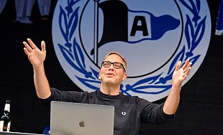 Sportjournalist und Arminia-Fan Philipp Köster war 2021 in der Schüco-Arena bei der Kulturwoche. Jetzt bringt er ein Buch über das DFB-Pokalfinale heraus. - Barbara Franke Sportjournalist und Arminia-Fan Philipp Köster war 2021 in der Schüco-Arena bei der Kulturwoche. Jetzt bringt er ein Buch über das DFB-Pokalfinale heraus. - Barbara Franke