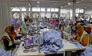 In Bangladeschs Bekleidungsfabriken arbeiten überwiegend Frauen. - Habibur Rahman/ZUMA Press Wire/dpa In Bangladeschs Bekleidungsfabriken arbeiten überwiegend Frauen. - Habibur Rahman/ZUMA Press Wire/dpa
