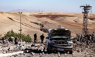 Menschen begutachten Schäden in einem Gebiet um ein Elektrizitätswerk nach türkischen Luftangriffen. Die Türkei hat bei Luftangriffen in der Nacht eigenen Angaben zufolge 89 Ziele in Nordsyrien und im Nordirak «zerstört». - Baderkhan Ahmad/AP/dpa Menschen begutachten Schäden in einem Gebiet um ein Elektrizitätswerk nach türkischen Luftangriffen. Die Türkei hat bei Luftangriffen in der Nacht eigenen Angaben zufolge 89 Ziele in Nordsyrien und im Nordirak «zerstört». - Baderkhan Ahmad/AP/dpa