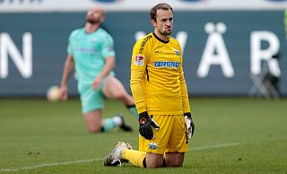 SCP-Keeper Leo Zingerle ist nach dem unglücklichen Gegentor zum 0:2 ebenso bedient wie Teamkollege Jannis Heuer (hinten), der in Heidenheim einen rabenschwarzen Tag erwischte. - Imago Images SCP-Keeper Leo Zingerle ist nach dem unglücklichen Gegentor zum 0:2 ebenso bedient wie Teamkollege Jannis Heuer (hinten), der in Heidenheim einen rabenschwarzen Tag erwischte. - Imago Images
