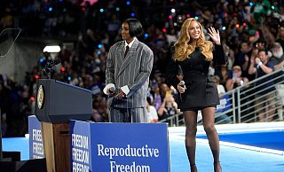 Beyoncé (rechts im Bild) sagte, Harris stehe für die Einheit, die die USA gerade brauchten. - Susan Walsh/AP/dpa Beyoncé (rechts im Bild) sagte, Harris stehe für die Einheit, die die USA gerade brauchten. - Susan Walsh/AP/dpa