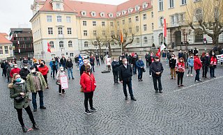 Gut 180 Menschen sind zur Maikundgebung des DGB auf den Rathausplatz gekommen. Ihr Motto lautet "Solidarität ist Zukunft!" - Ralf Bittner Gut 180 Menschen sind zur Maikundgebung des DGB auf den Rathausplatz gekommen. Ihr Motto lautet "Solidarität ist Zukunft!" - Ralf Bittner