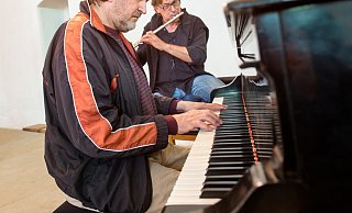 Probe: Ortwin Eversmeyer (hi.) und Hans-Peter Klein in der Kirche. Beim Konzert ist noch Mechthild Janda dabei. Foto: Ralf Bittner - ralf bittner Probe: Ortwin Eversmeyer (hi.) und Hans-Peter Klein in der Kirche. Beim Konzert ist noch Mechthild Janda dabei. Foto: Ralf Bittner - ralf bittner